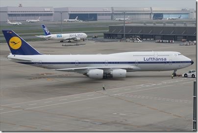 羽田空港国際線・レトロ塗装のルフトハンザ・ボーイング747-8(D-ABYT