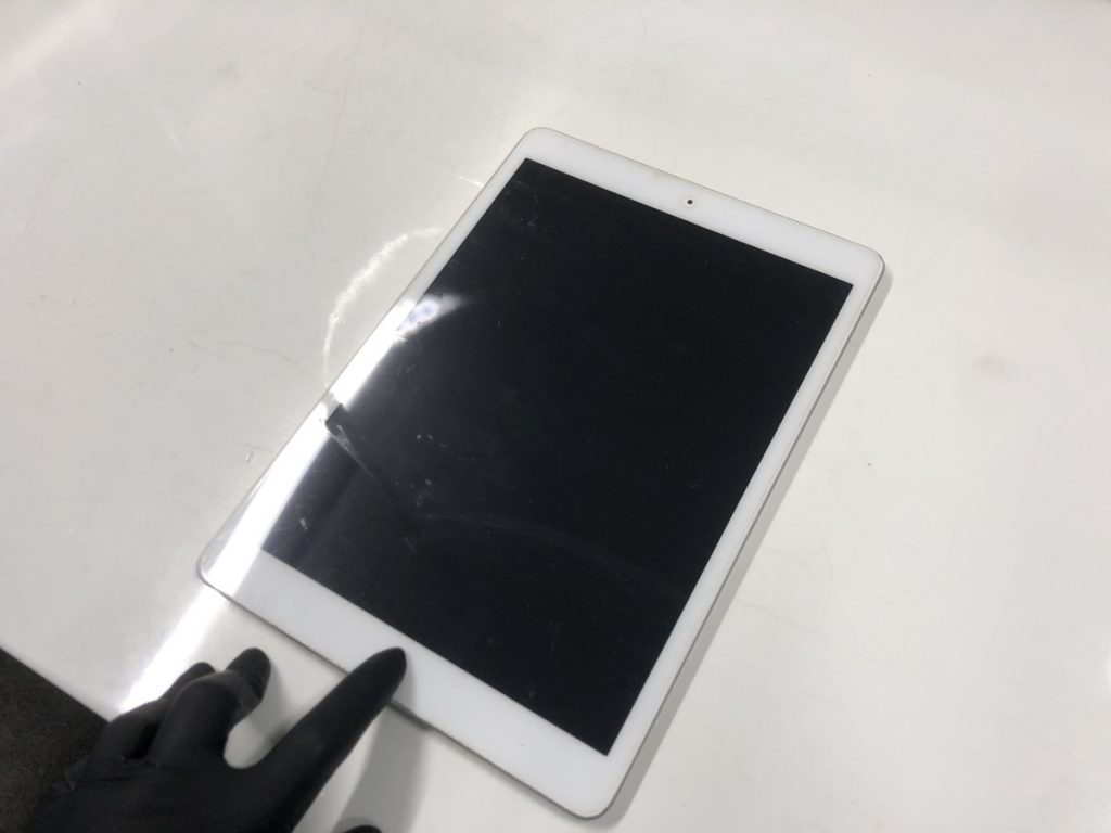 突然、つかなくなったiPadの画面。強制再起動でも直らない時は…分解し