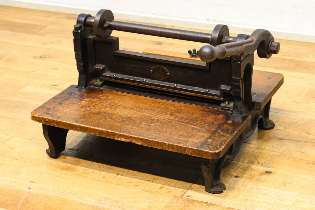 レトロな雰囲気をディスプレイする紙切断機 DC4727 – 古福庵