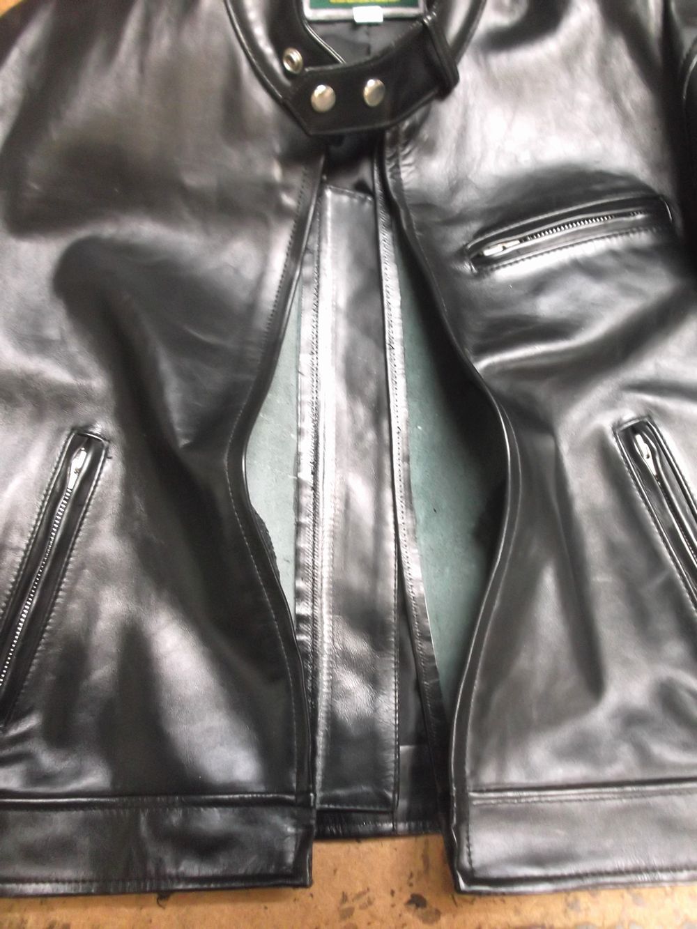 大きいサイズのハロルズギアのレザージャケットを体型に合わせて小さく