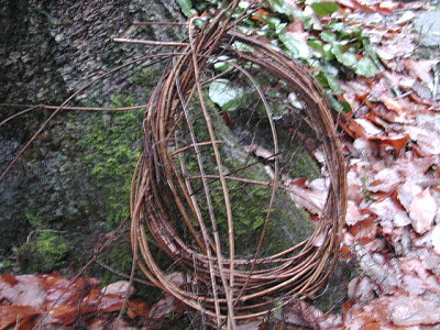 アケビのつる編みは楽しいです。^_^