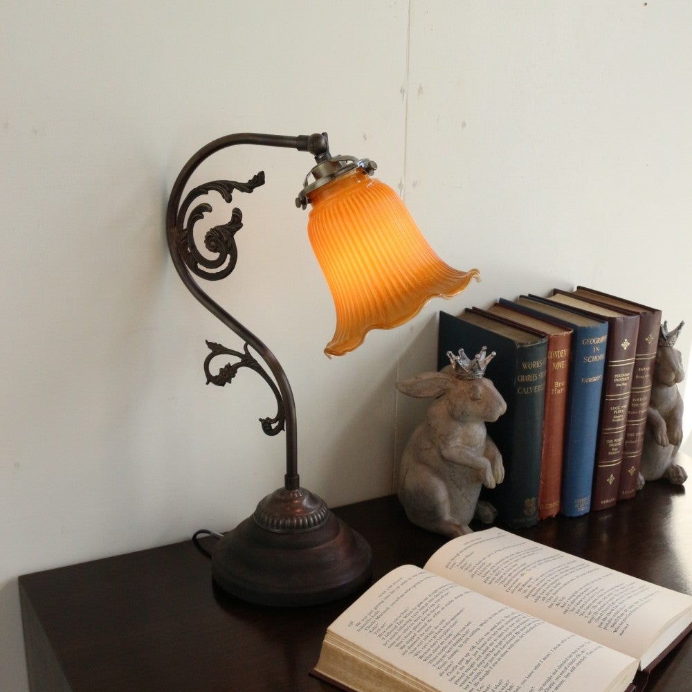 花のようなガラスシェード♪ エレガントなテーブルランプセット【灯具A