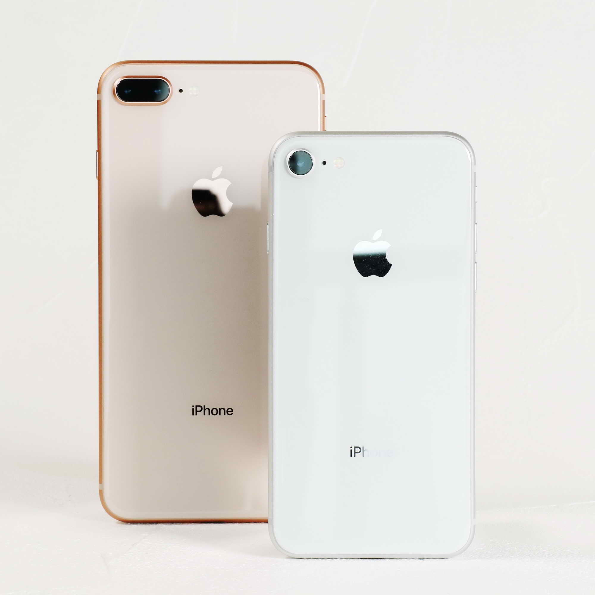 左iPhone 8 Plus（ゴールド）、右がiPhone 8（シルバー）の箱。ボディ