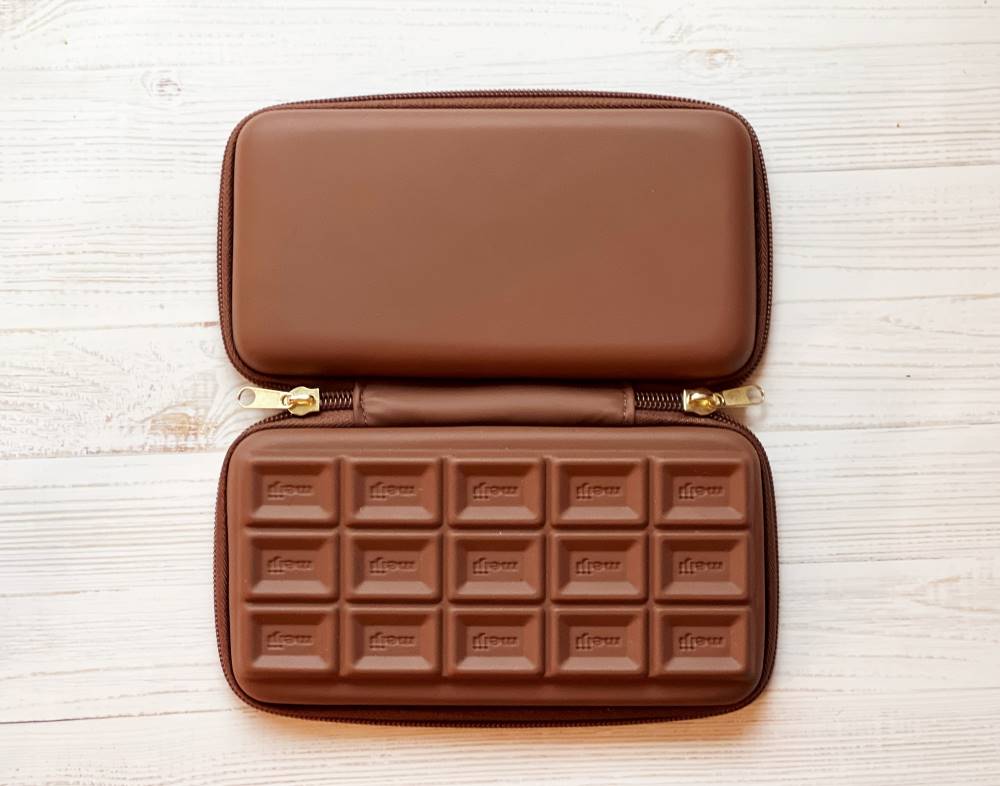 可愛い～！明治ミルクチョコレート型のハードケースがめっちゃ使えます