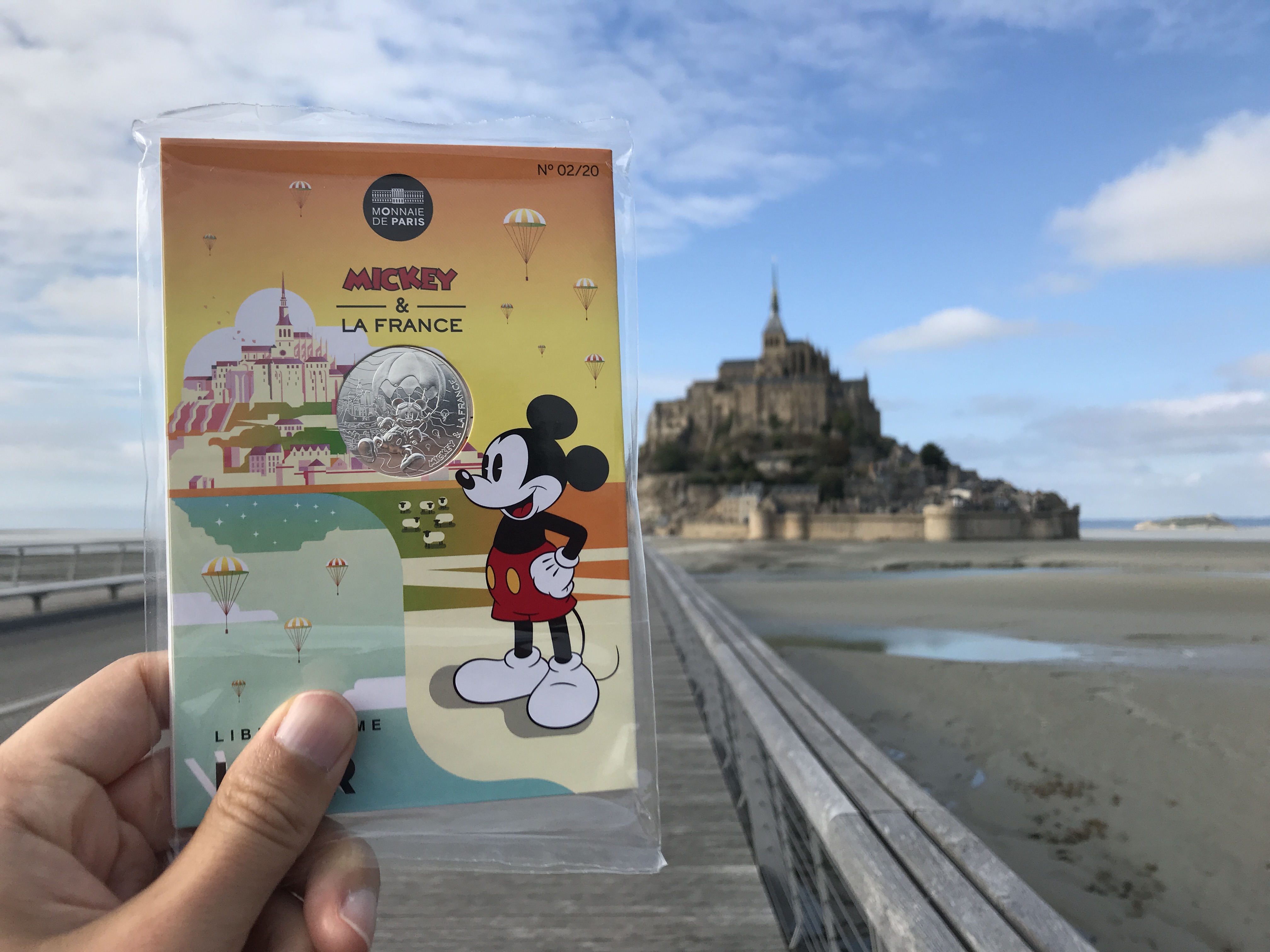 モン・サン・ミッシェルとミッキーマウスがコラボした記念硬貨が発売中