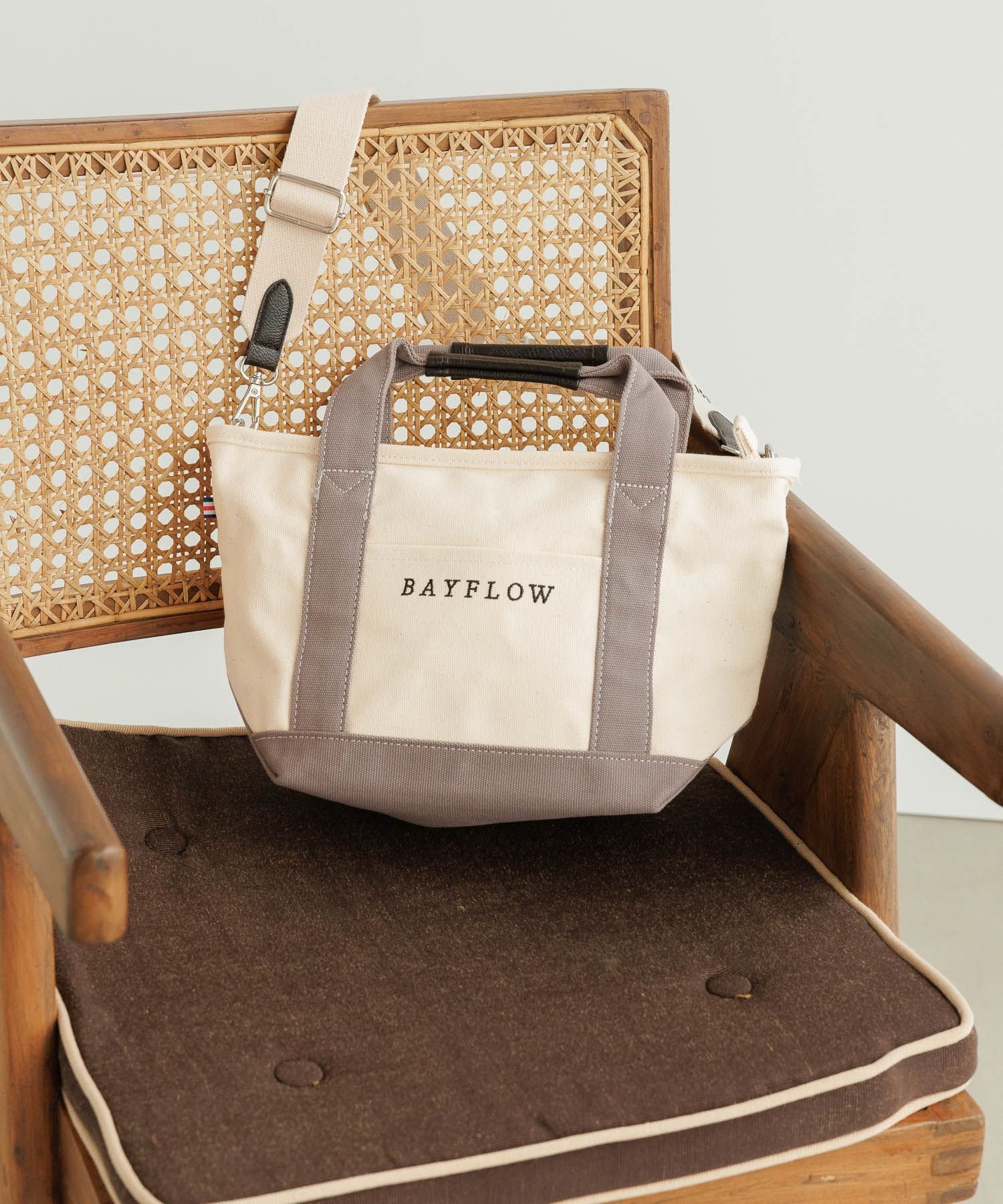 BAYFLOW｜[ファスナー付きで安心]ショルダーZIPロゴトート Sサイズ