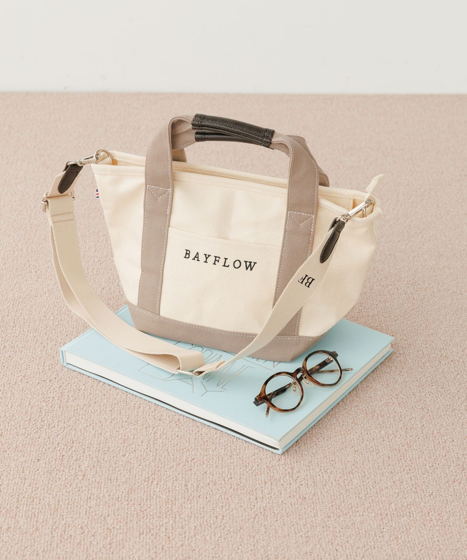 BAYFLOW｜[ファスナー付きで安心]ショルダーZIPロゴトート Sサイズ