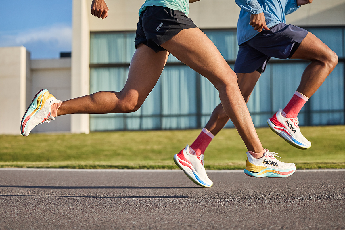 HOKA】あらゆるレベルの走りをサポートするカーボンプレート搭載の