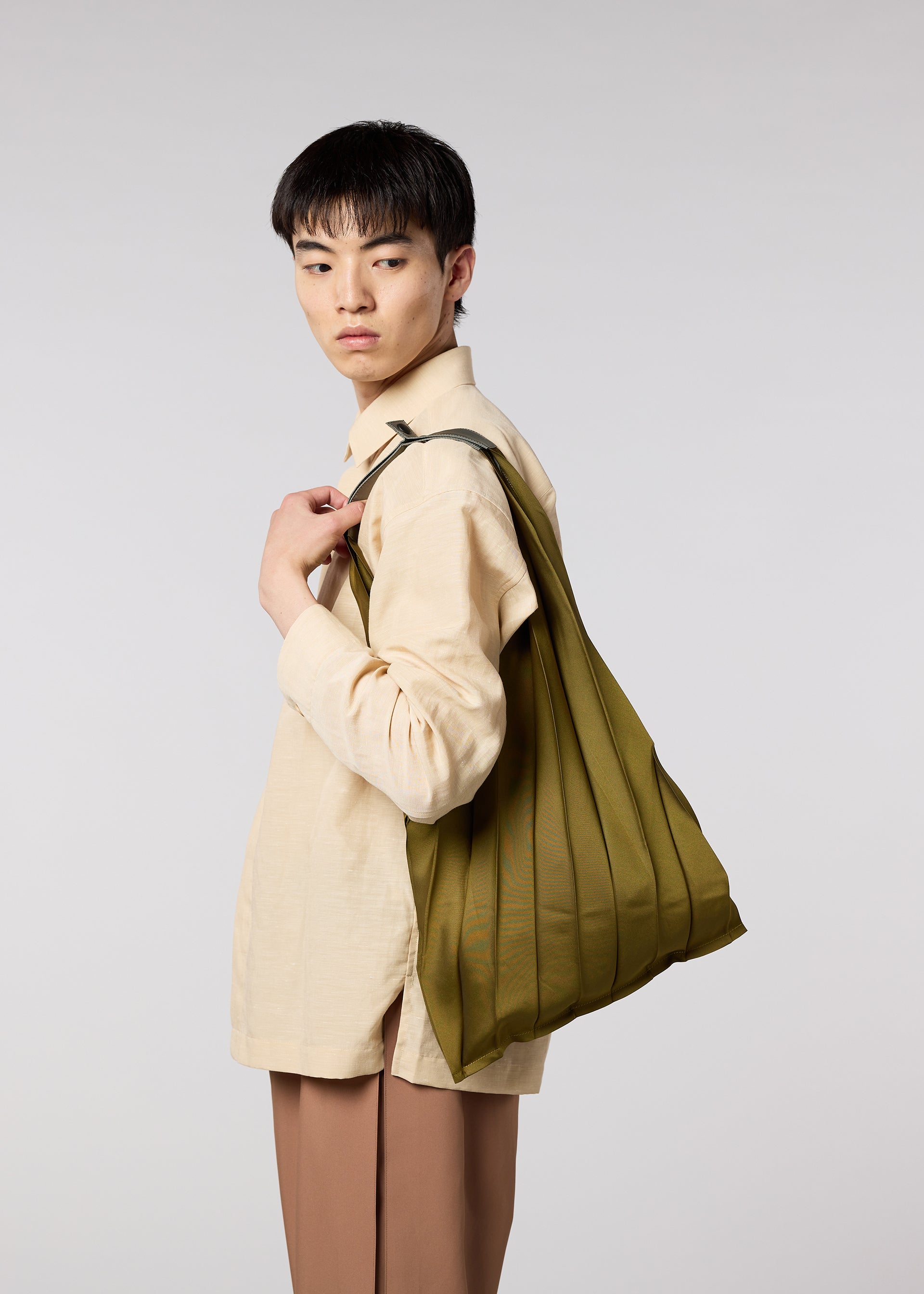 GURU GURU Hand Pleated Bag Grey – The official ISSEY MIYAKE ONLINE