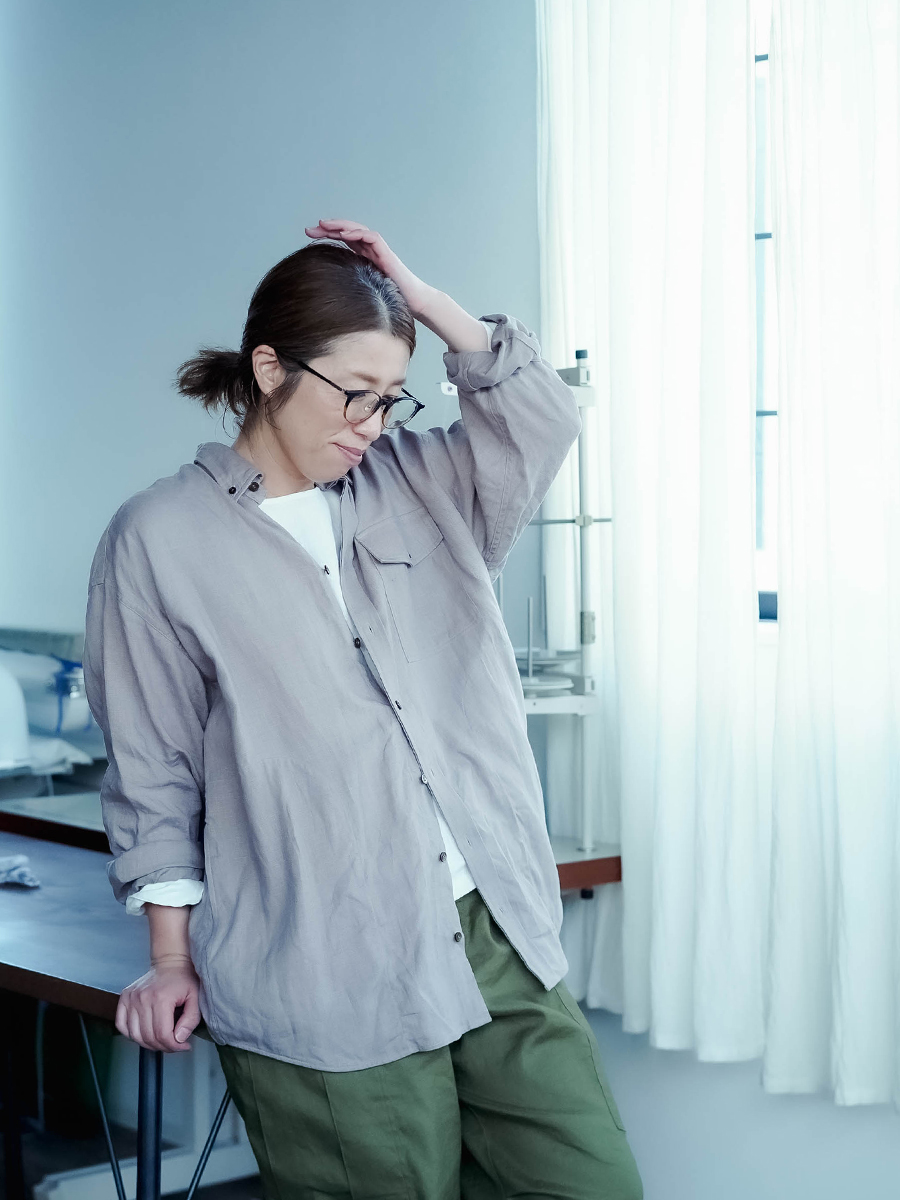 リネンシャツ】ついつい手を入れたくなる ポケット付き ボタンダウン