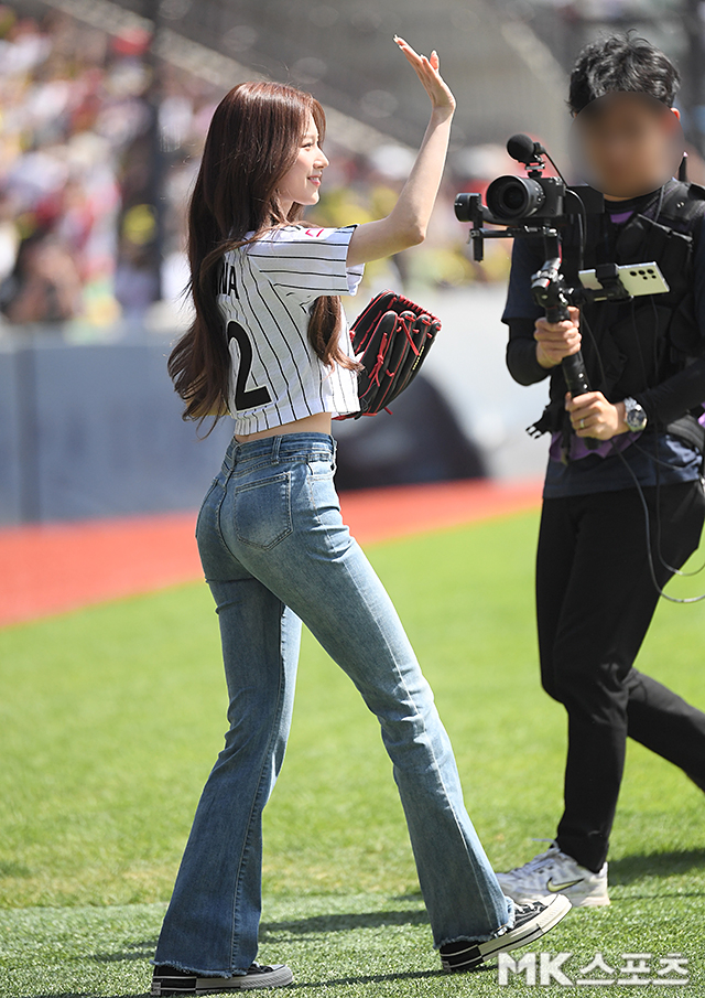 TWICE SANA showed off her lovely first pitch.On the afternoon of
