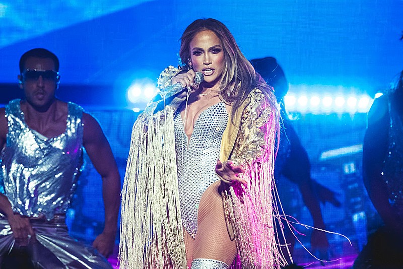 ジェニファー・ロペス、歌唱中にコオロギがとまるも余裕の対応 | Daily