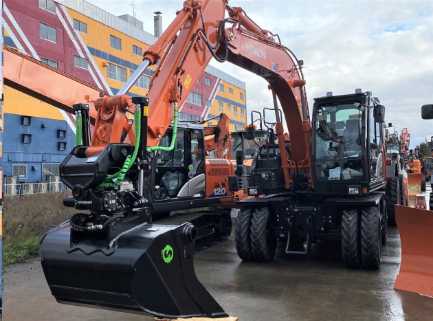 タイヤ式油圧ショベルZX125W-6にチルトローテーターX18取り付け｜建設