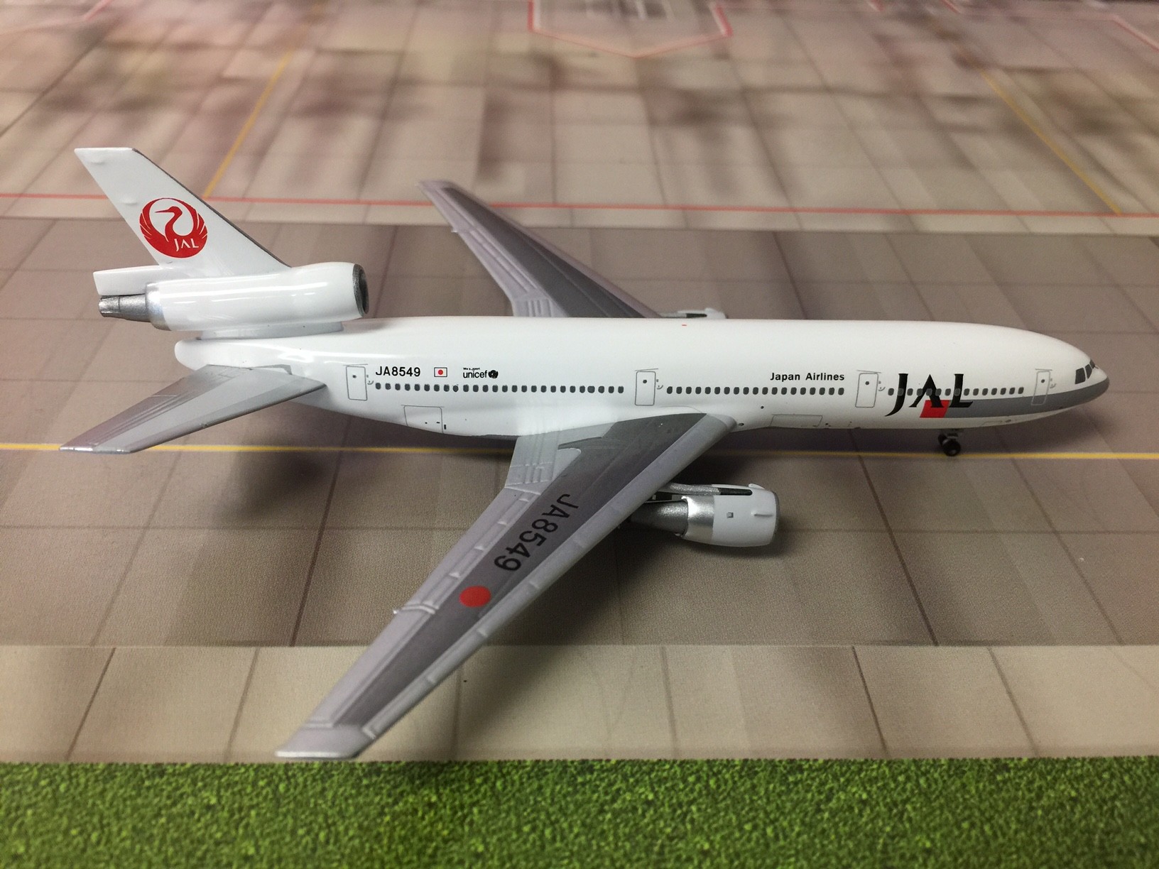 JAL Red Crane Tail DC-10-40 Japan Reg# JA8549 Aero Classics Scale