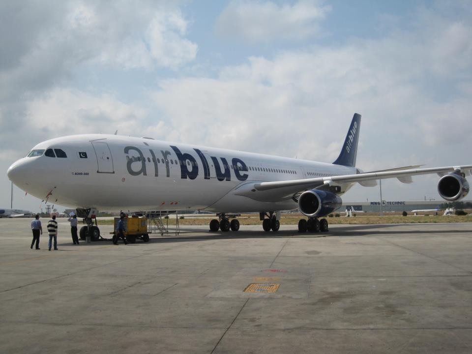 Highly detailed Hogan Air Blue A340-300 W/Gear Reg# AP-EDF 1:200