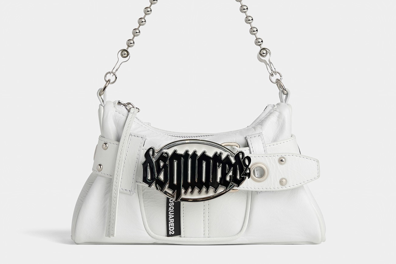 ディースクエアード23年秋冬新バッグ、ゴシック調ロゴのバックルベルト