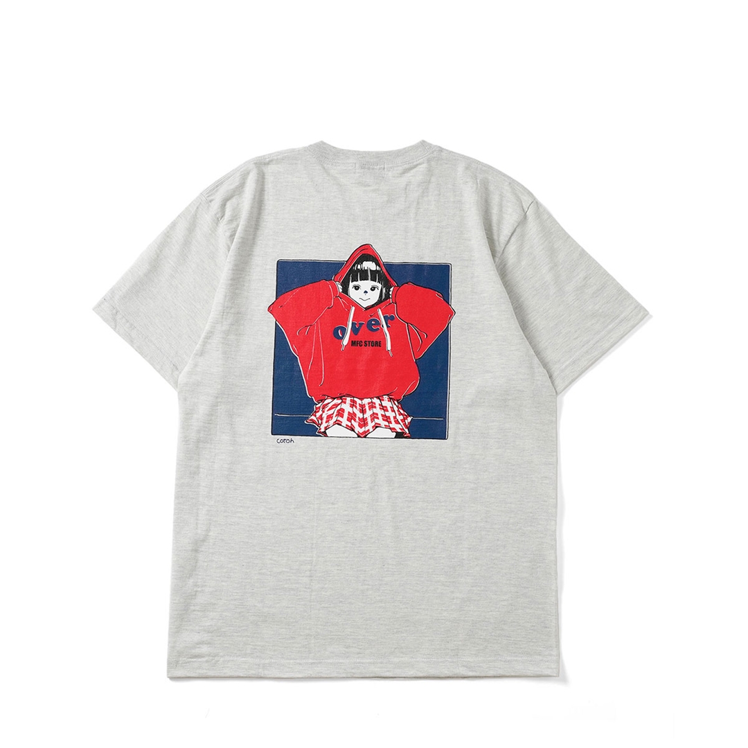 MFC STORE × over print コラボで「古塔つみ」氏が描いた女の子の