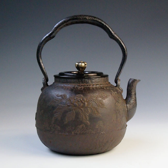 tb60,龍文堂写 鉄瓶 桃に花籠 摘み・座：銀 約1.4L 【日本