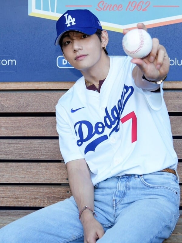 BTS' Taehyung chooses number 7 jersey for first pitch at Dodgers