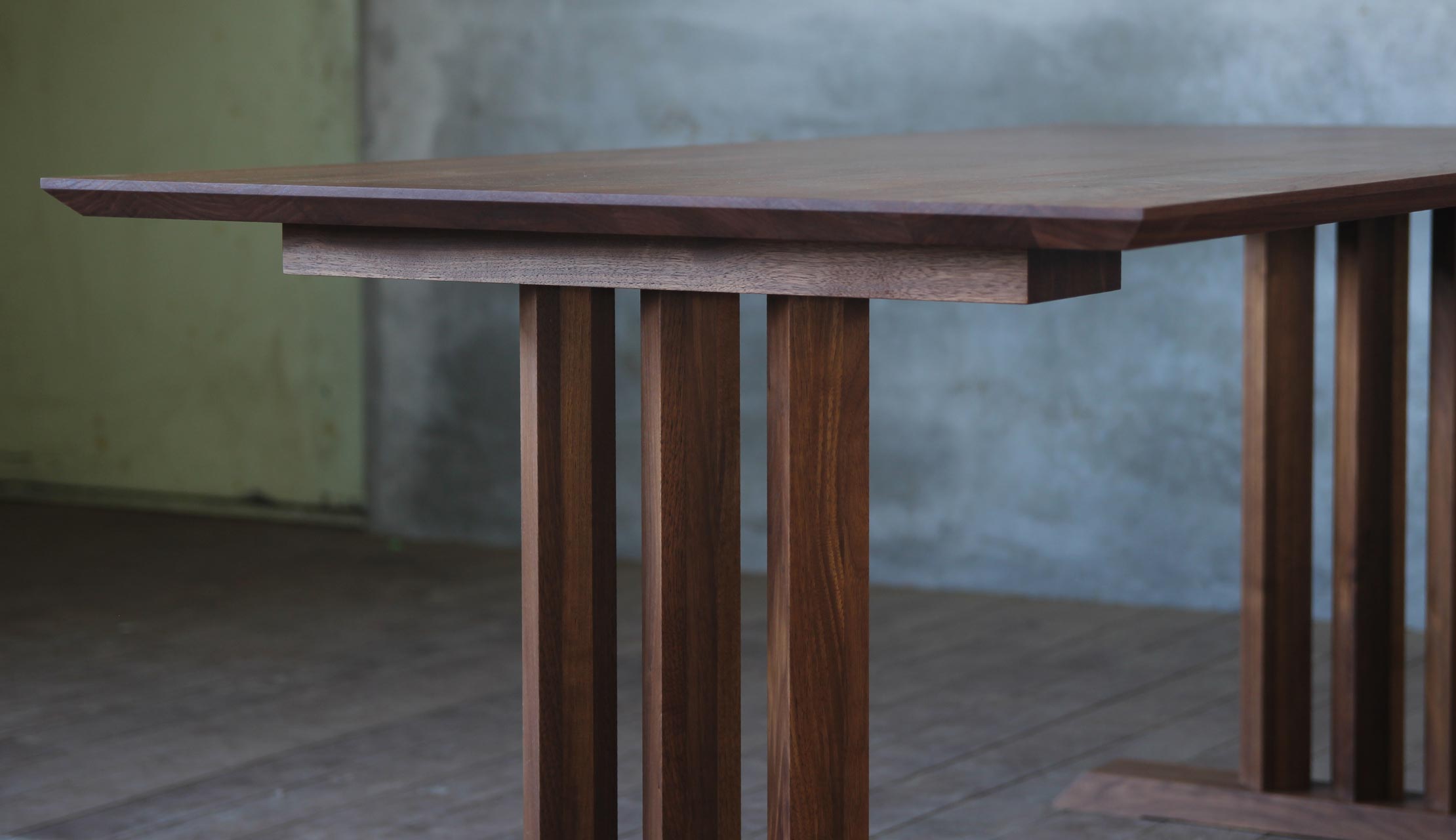 T字脚の重厚感溢れるダイニングテーブル｜SOLID大阪