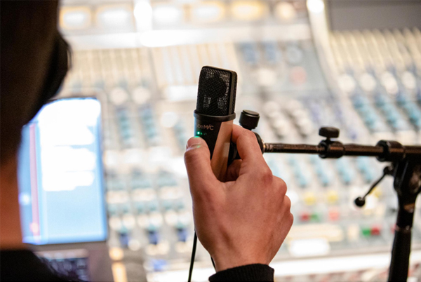 ApogeeのコンデンサーマイクHypeMiCをご紹介いたします。