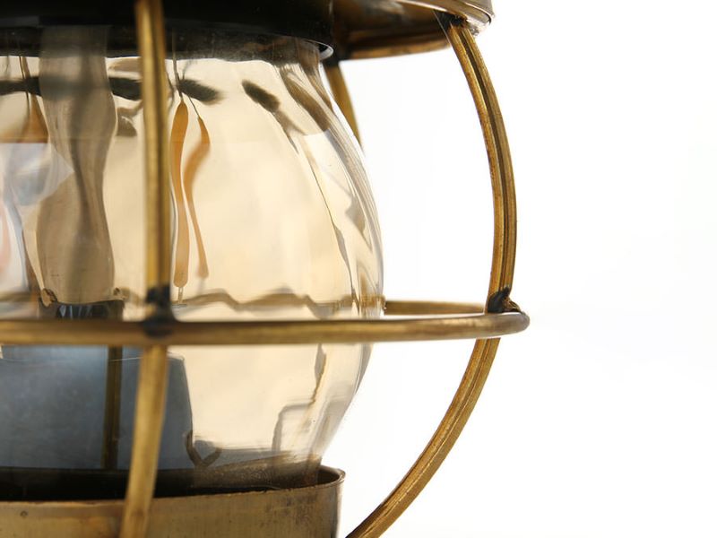 ベアボーンズの人気ランタンに真鍮タイプが登場。キャンプの雰囲気を