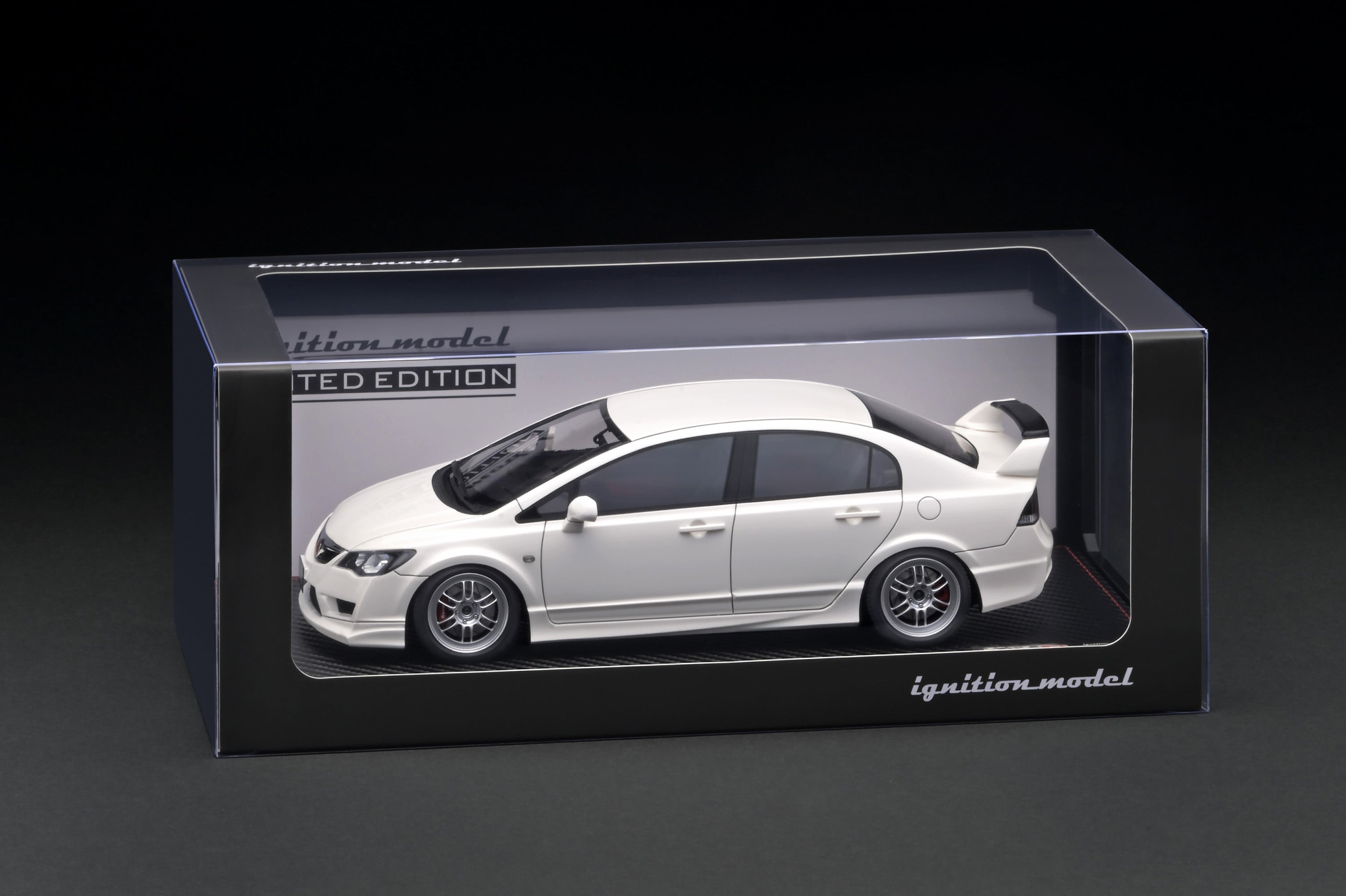 Ignition Model 1:18 Honda Civic (FD2) Type-R in White with Engine