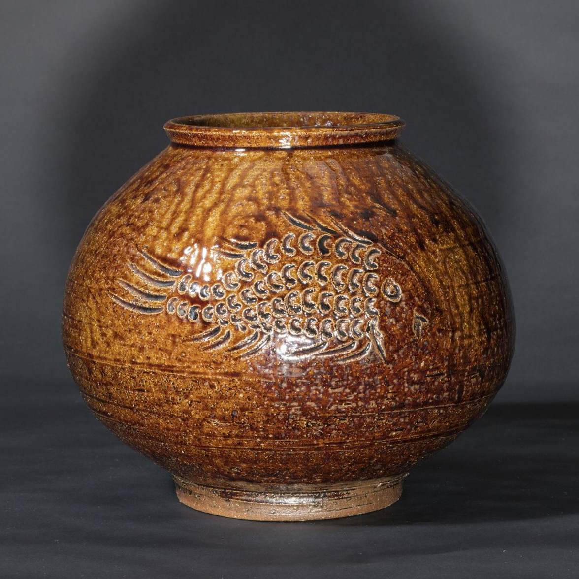 飴釉魚文釘彫壺 – 兵庫陶芸美術館 収蔵品データベース