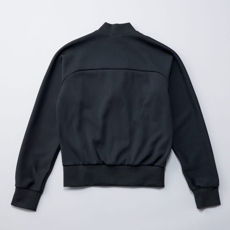 コム デ ギャルソン」の定番名品、ブラックのトラックジャケットを制服