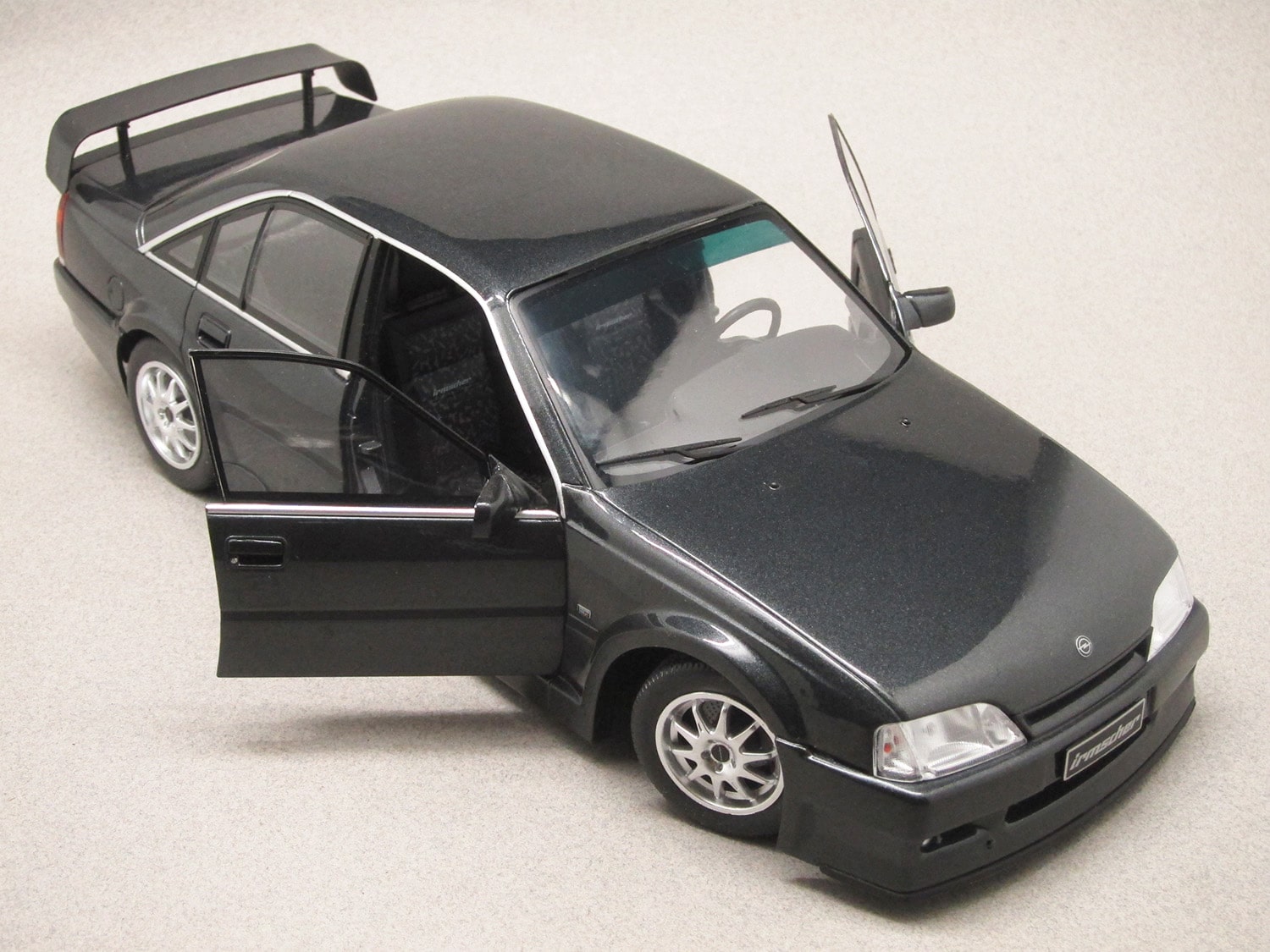 Opel Omega Evolution 500 black (Solido) 1:18 - Minicarweb