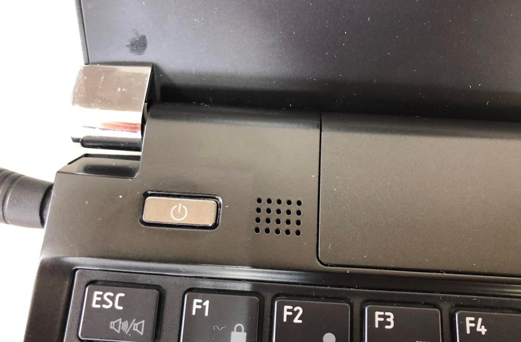 ノートパソコンの電源ボタンが陥没して、電源が入らなくなった。修理し