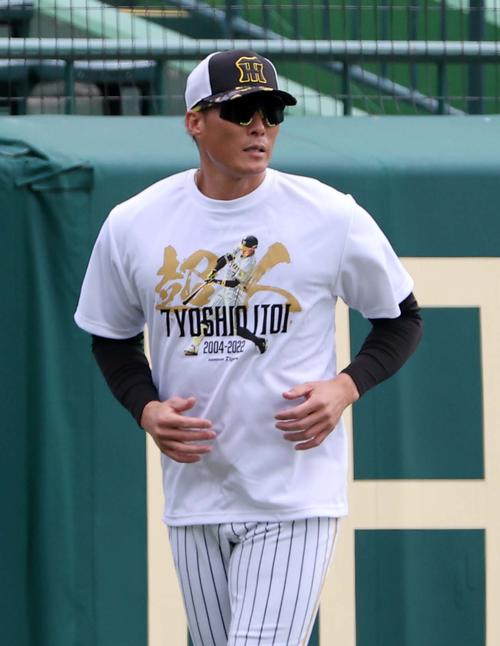 阪神】糸井嘉男、ナインや関係者にあいさつ 全員「超人」Tシャツ着用