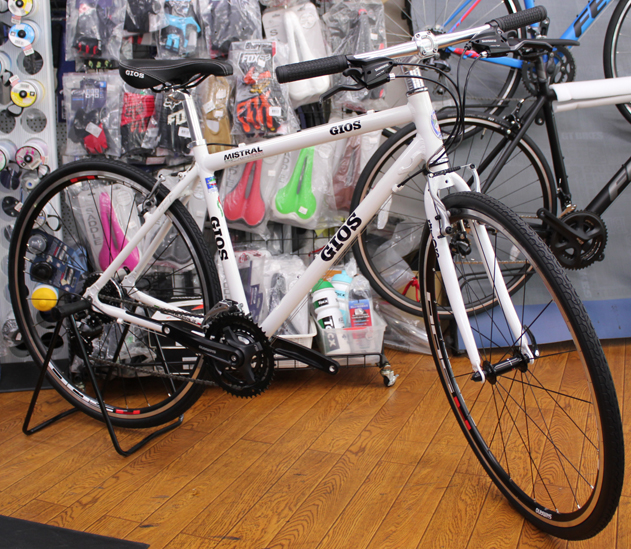 GIOSのクロスバイクMISTRALのホワイトが入荷いたしました。