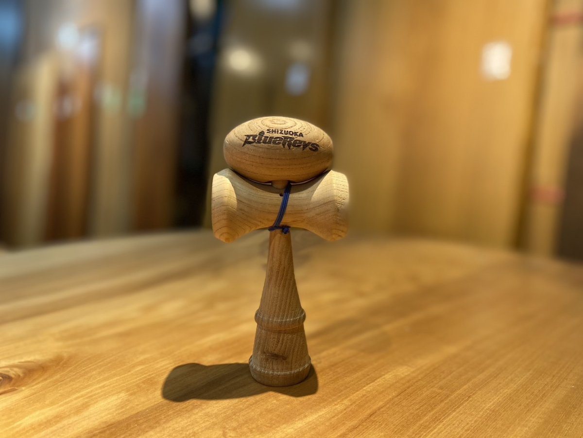 有限会社銘木堂×SHIZUOKA BlueRevsによるラグビーボール型けん玉が完成