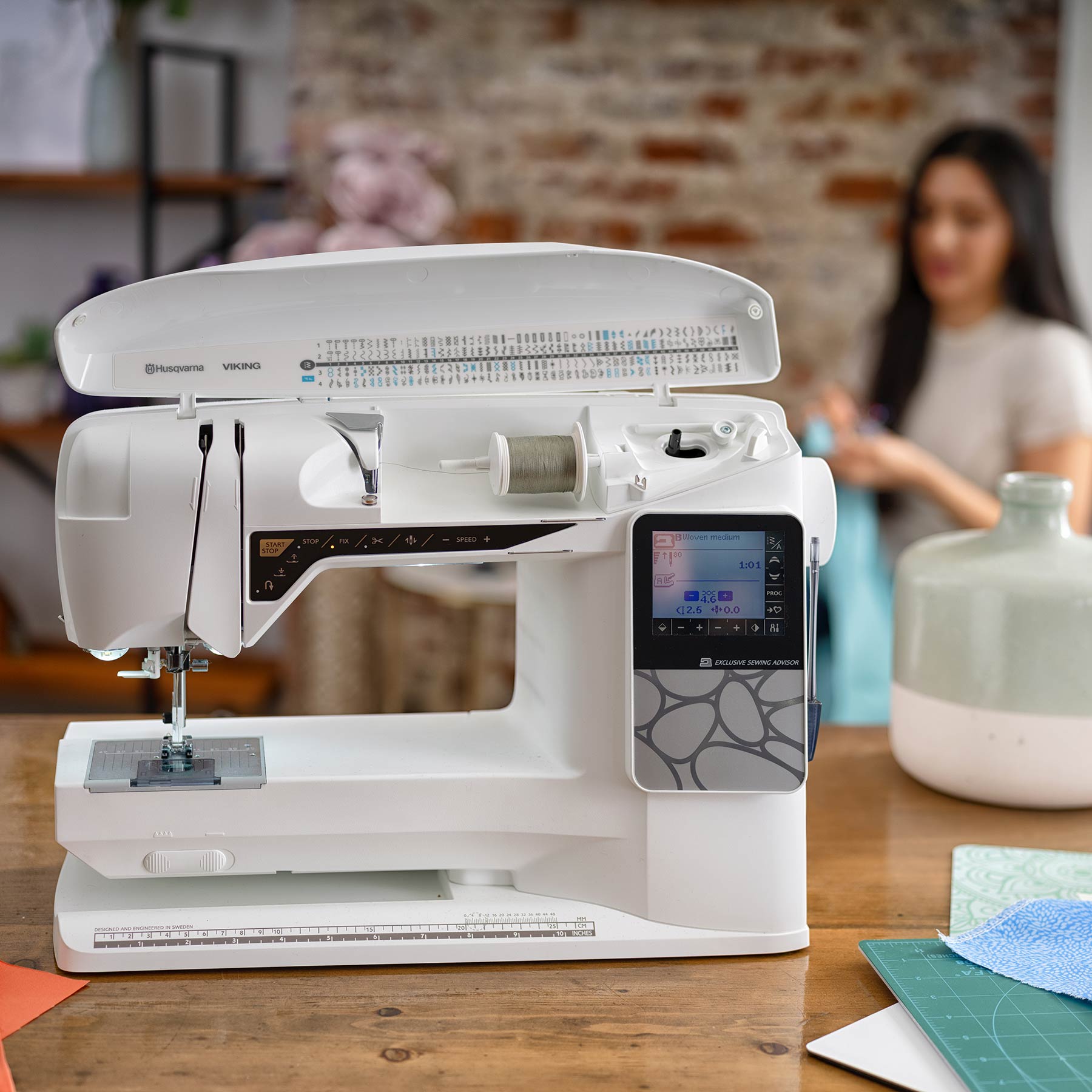 OPAL™ 690Q Sewing Machine | Husqvarna® Viking®