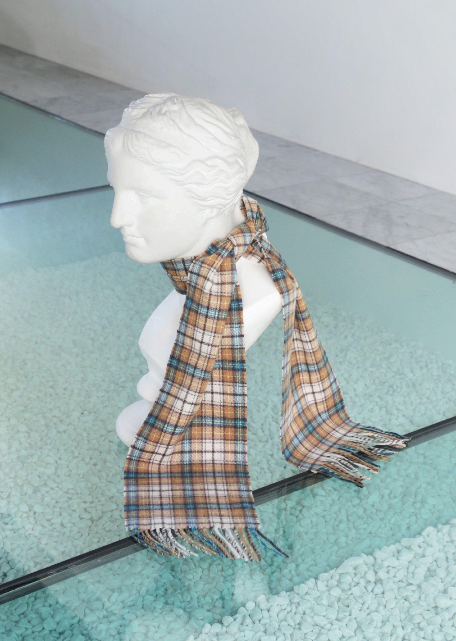 華やかで上品な、チェック柄のカシミアマフラー3選｜Pen Online