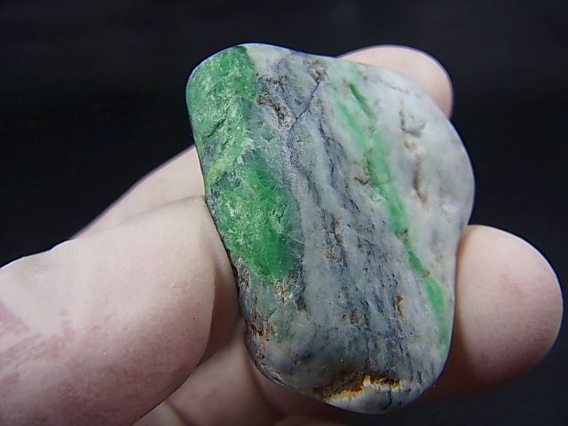 糸魚川青海川金山谷産グリーンひすい原石 28.9g - パーフェクト