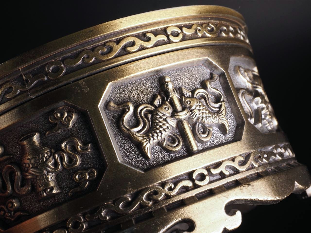 ◇モダンなロータス(蓮）柄＆チベット仏教の八吉祥紋様◇エスニックな