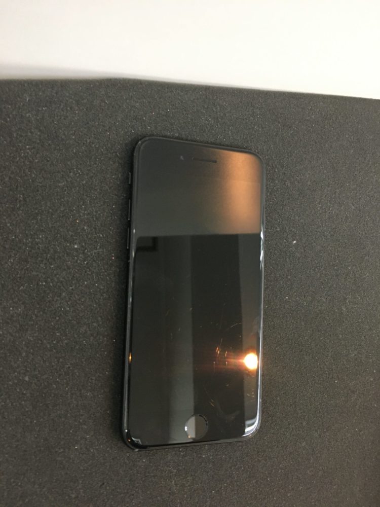 画面に擦り傷があるiPhone SE2 64GB ブラックの買取依頼がございました