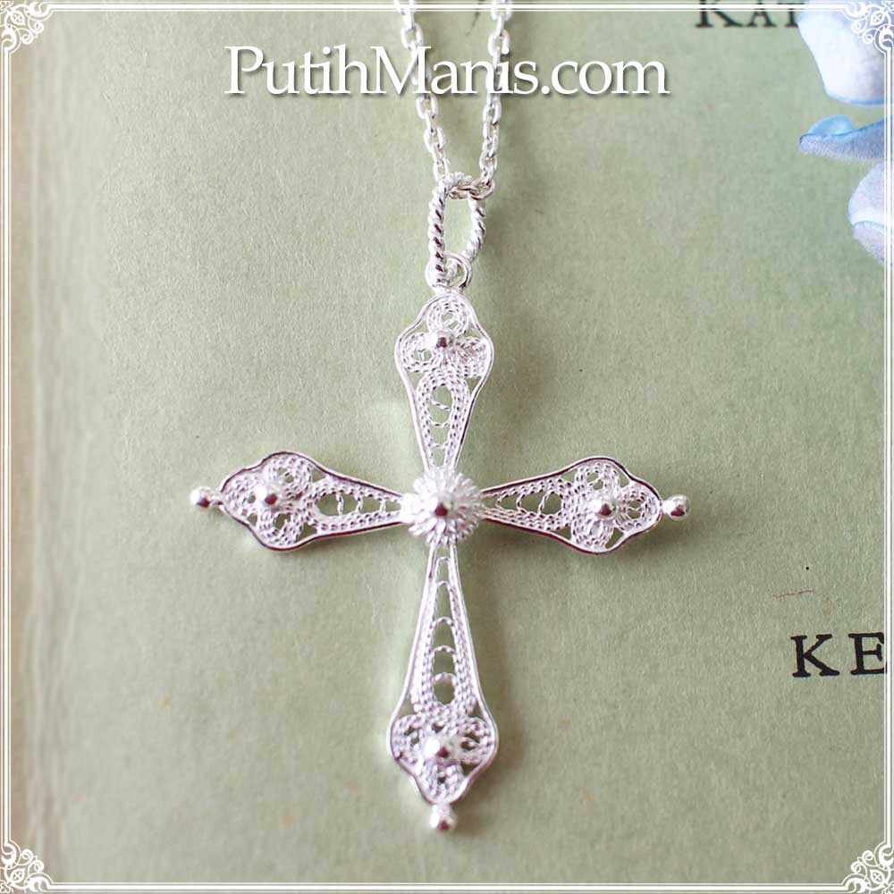 クロスチャームのシルバーネックレス｜繊細なゴシッククロスチャームの