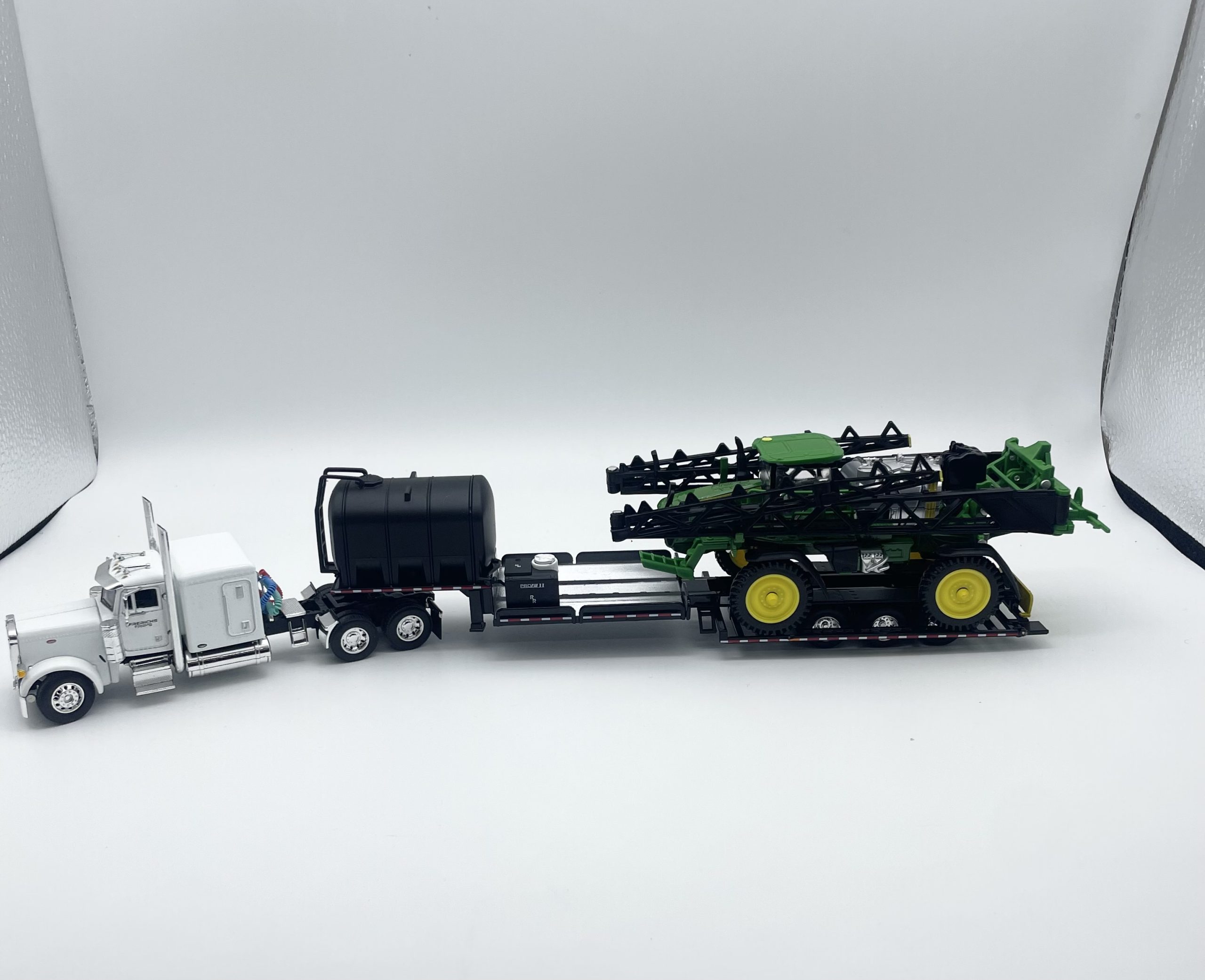 1/64 Scale RoadRunner 4000 Sprayer Transport Trailer – Diecast