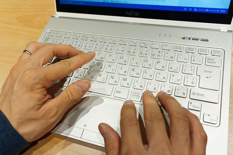 過酷なサラリーマン生活に「LIFEBOOK SH90/W」はついてこれるのか