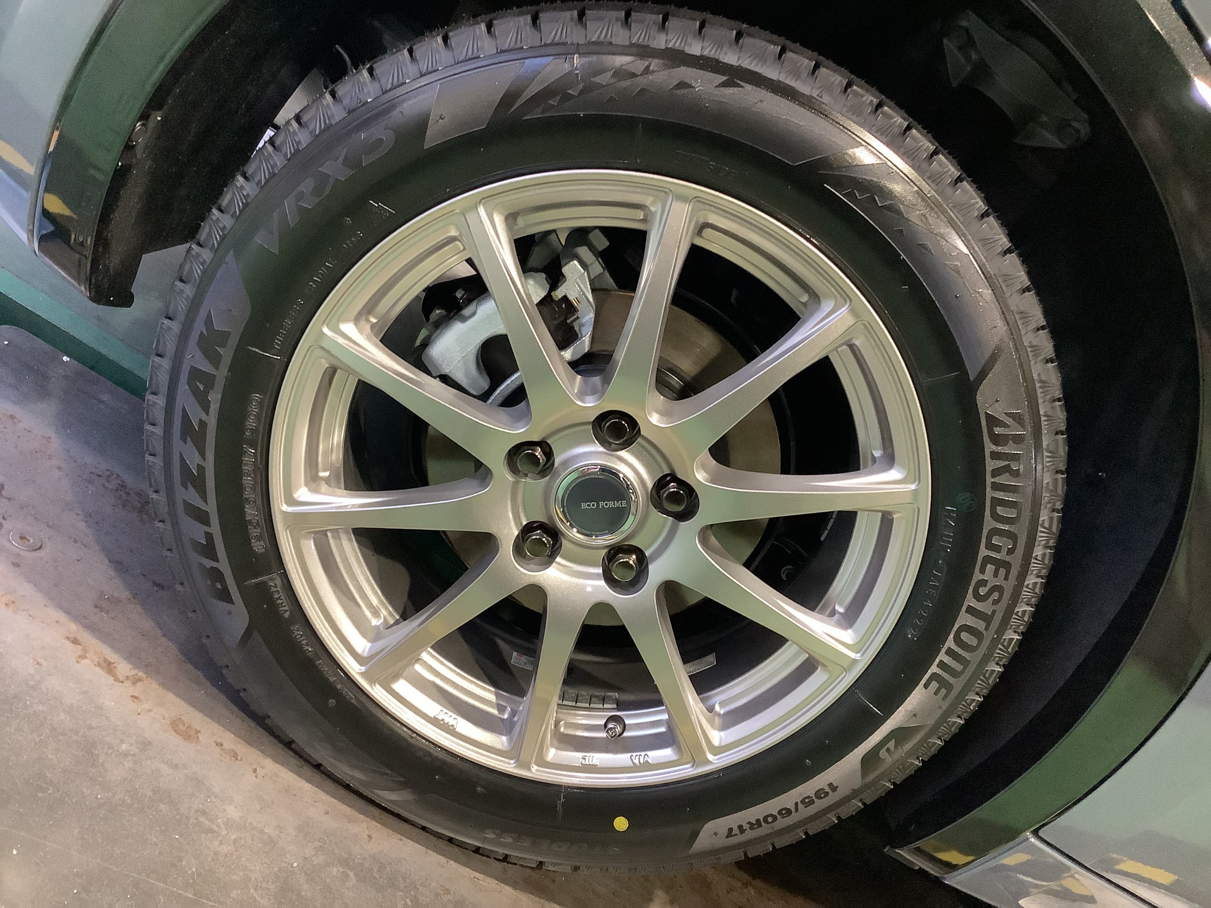 新型プリウスにスタッドレス＆ホイールセットを取り付けさせて頂きまし