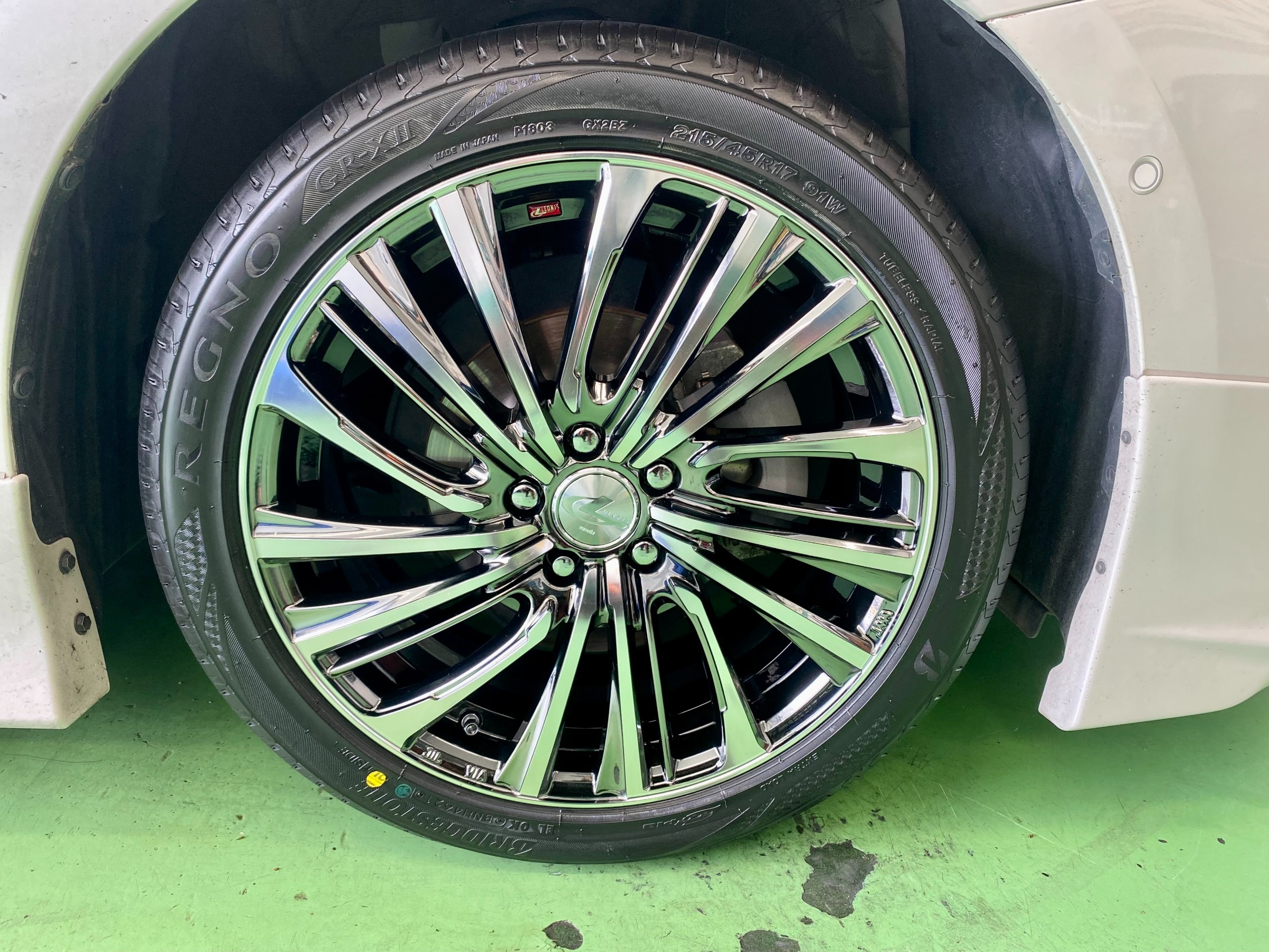 トヨタ・プリウスPHV・ZVW52】タイヤホイールセット取付 | 店舗お