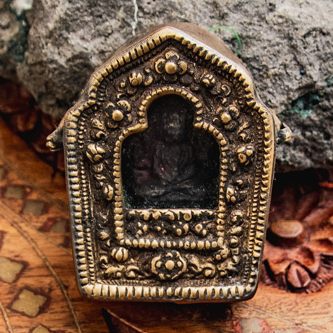 オールドチベット ガウ携帯祭壇『薬師如来』仏像窓銀製装飾手造り打出