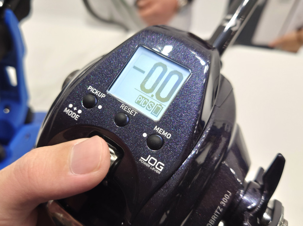 よりスタイリッシュに、液晶画面も見やすく進化!!】軽くて、巻き上げ