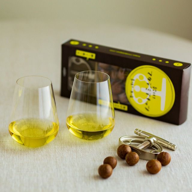 人気のジャンシスロビンソン ステムレス ペアワイングラスとマカダミア