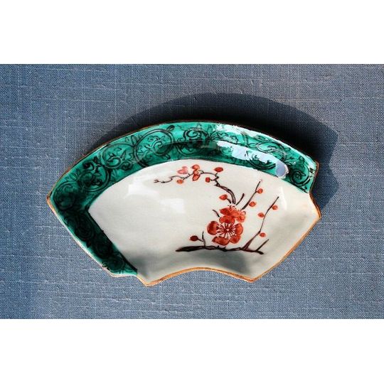 石川県金沢市で作陶されている九谷焼作家山本恭代さんの色絵梅枝扇形皿