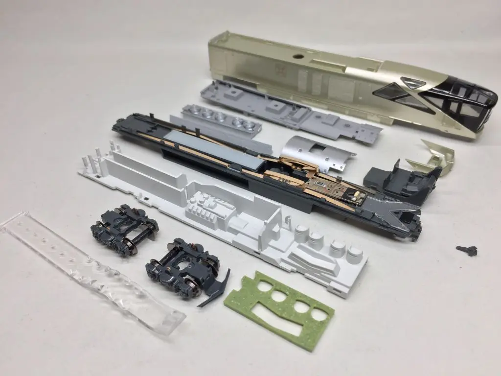 E001形 トランスイート四季島が入線しました＼(^o^)／ KATO 10-1447
