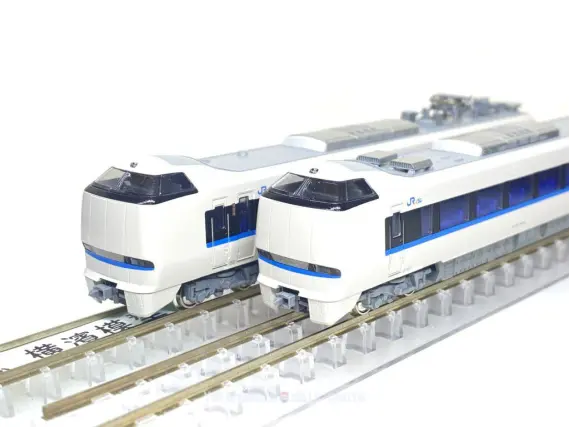 683系2000番台「サンダーバード」リニューアル車 R10編成が入線です